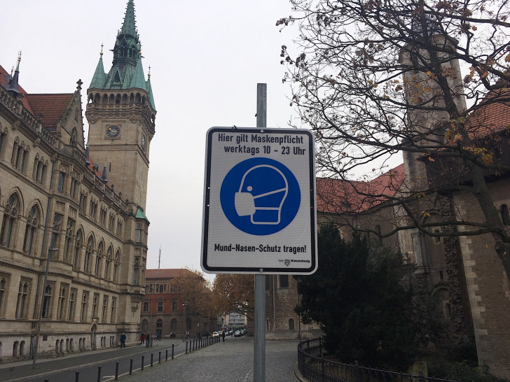 Neben dem Schild zur Maskenpflicht könnten in Braunschweig auch bald Hinweise auf den Beginn des Bereichs der Modellkommune stehen. Symbolbild