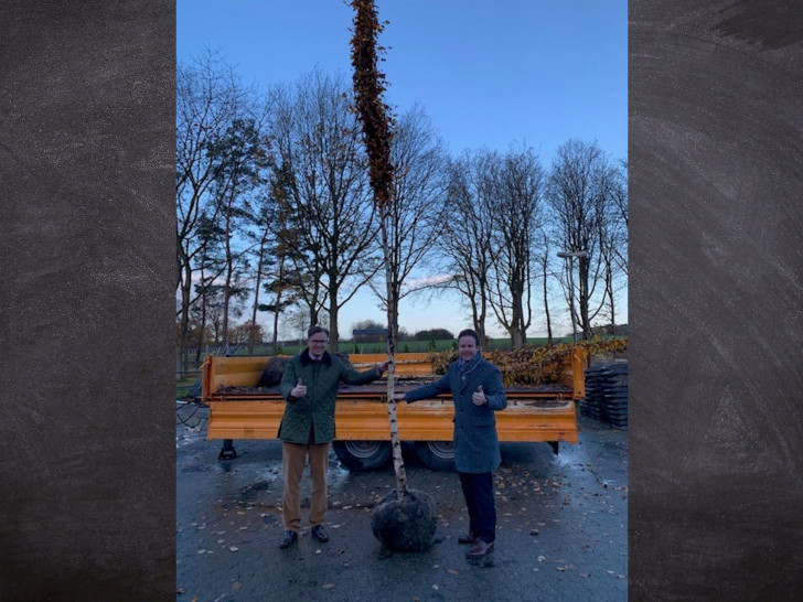 Landrat Dr. Andreas Ebel (l.) und Dr. Patrick Kuchelmeister, Vorstand der Sparkasse Celle-Gifhorn-Wolfsburg, gaben den Startschuss für die Nachpflanzung von Alleen.