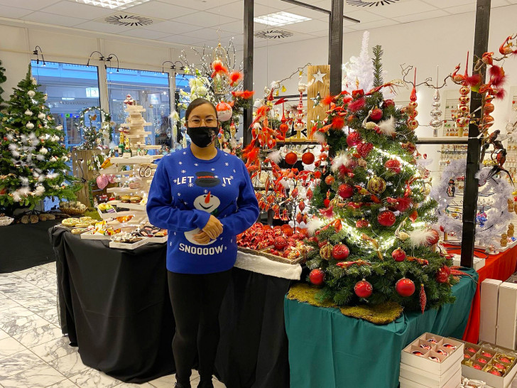 Janine Kramer vor ihrer vielfältigen Produktauswahl.