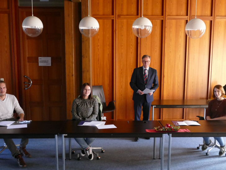 Die drei Stipendiaten Till Brandes (v.l.), Tanja Schmidt und Dana Holicki unterzeichneten stellvertretend für ihren Berufszweig die Stipendien, die Landrat Dr. Andreas Ebel für den Landkreis Gifhorn vergab.