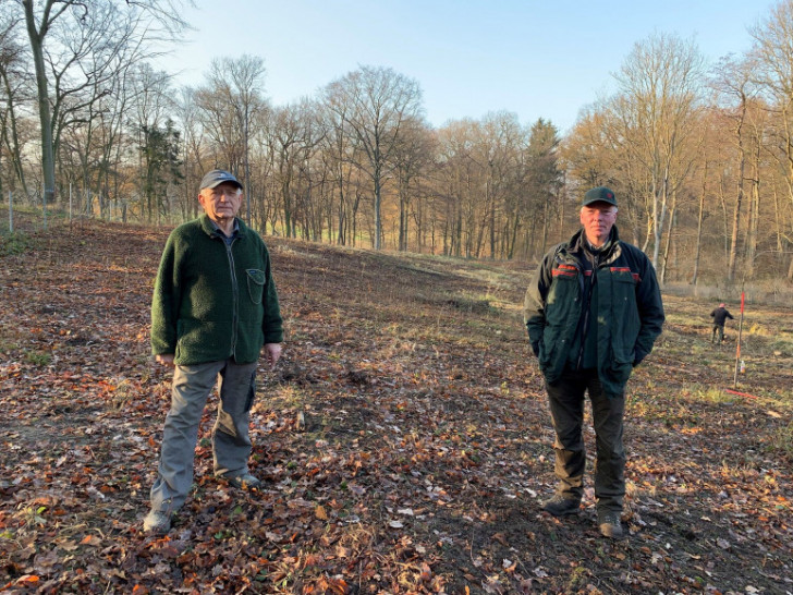 Wilhelm Lippelt und Jens Eilers an der Stelle, wo der neue Laubmischwald entstehen soll.