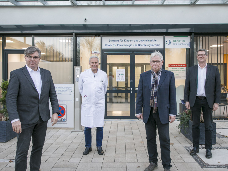 Der Chefarzt im Zentrum für Kinder- und Jugendmedizin, Prof. Dr. Hans Georg Koch (2. v. links), erhielt eine Spende über 4.000 Euro von Dr. Peter Grubert, Prof. Dr. Johann Buß und Dr. Carl Stoewahse, Mitglieder der GGU-Geschäftsleitung (von links). 