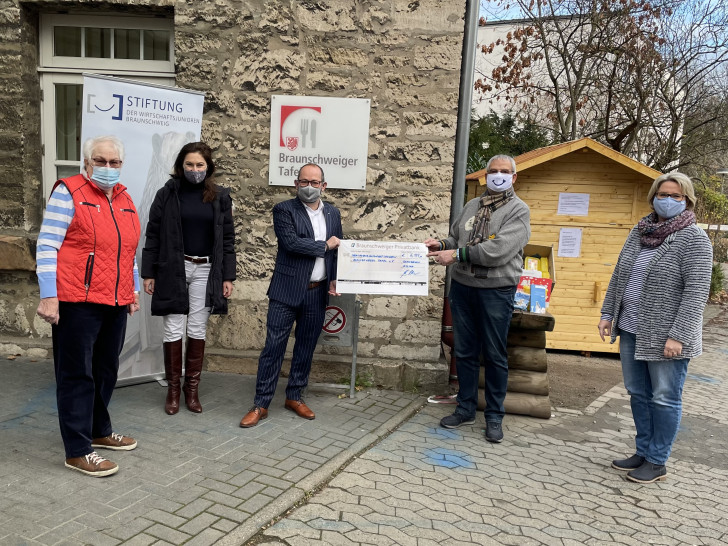 Scheckübergabe vor der Braunschweiger Tafel e.V: Waltraud Wolter, Dr. Doris Skala-Gast, Andreas Werner, Bernd Assert, Heike Sass (v. li.).