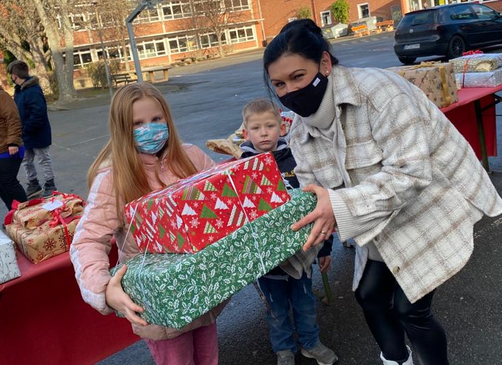 Annika Hoffmann, Leiterin des Schladener „Treff“, überreichte die Geschenke an die Kinder. 