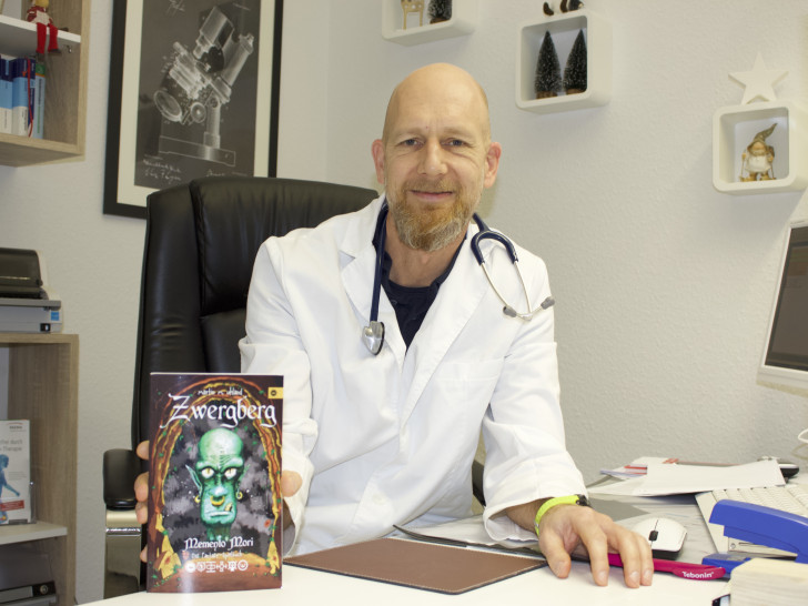 Unter dem Pseudonym Martin M. Uhland hat Dr. Mathias Krisp das Buch "Zwergberg" geschrieben