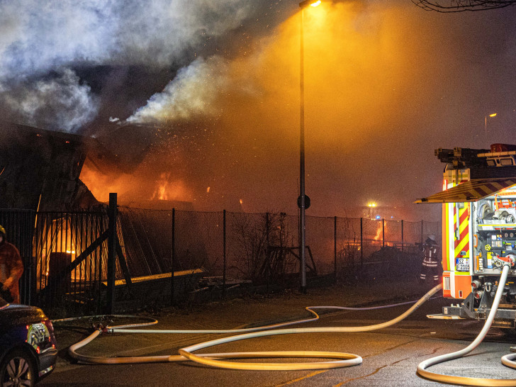 Beim Eintreffen der Feuerwehr stand die Lagerhalle bereits in Flammen.