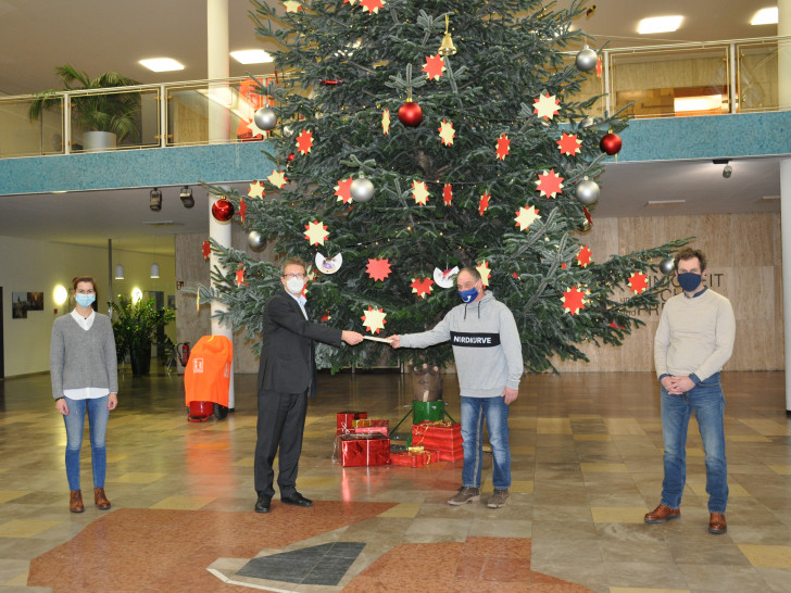 Von links: Jasmin Hinze, Klaus Mohrs, Thomas Krücker und Michael Bahn vor dem Weihnachtsbaum in der Bürgerhalle.