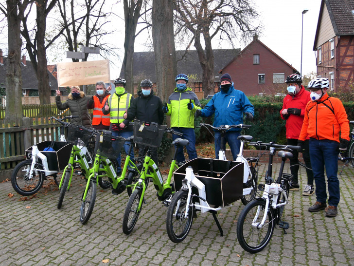 Glücklich am Zielort in Berel angekommen, präsentieren Mitglieder des Vereins Burgdorf mobil die künftigen Leihfahrräder.