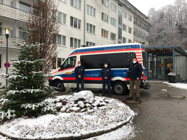 Nach elf Stunden fahrt kamen das Wünschewagen-Team Maik, Steffi und Marc-Oliver in der Klinik Bad Trissl bei München an, um Jens Prügner abzuholen.