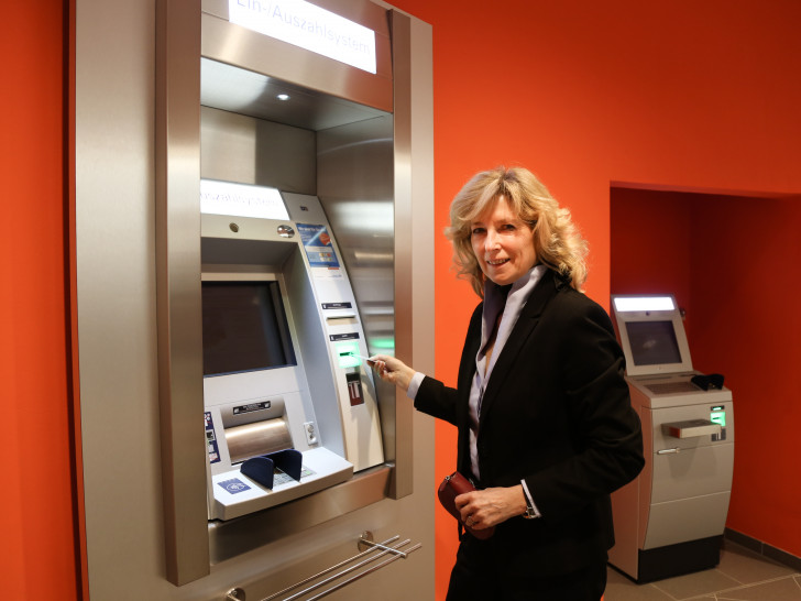 Claudia Kayser, Leiterin der Direktion Wolfsburg von der Volksbank BraWo, testet den Geldautomaten der neuen SB-Geschäftsstelle, die am 3.12.2020 im Edeka Center in der Allerstraße öffnet.