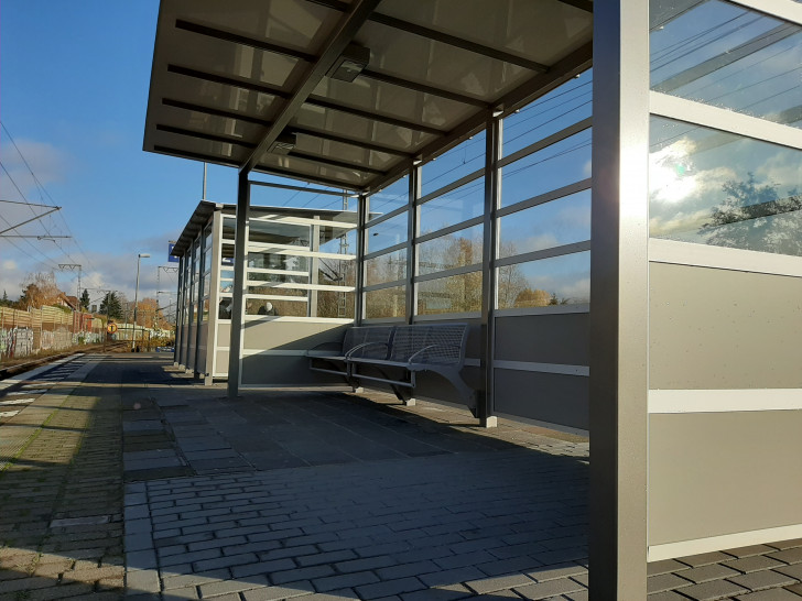 Zwei neue, gut einsehbare Wartehäuschen ergänzen den Bahnhof Weddel und erhöhen den Reisekomfort.