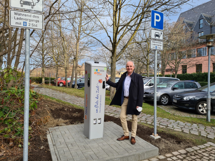 Landrat Thomas Brych gab heute den offiziellen Startschuss für die neue Ladesäule der Harz Energie für Elektrofahrzeuge am Kreishaus. Ab sofort können dort zwei Fahrzeuge gleichzeitig laden.