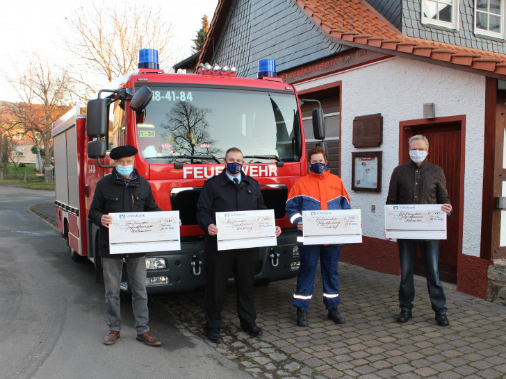 Von links: Jürgen Reinecke, Ortsbrandmeister Markus Klaßen, Marvin Folchmann aus der Jugendfeuerwehr und Christian Geries.