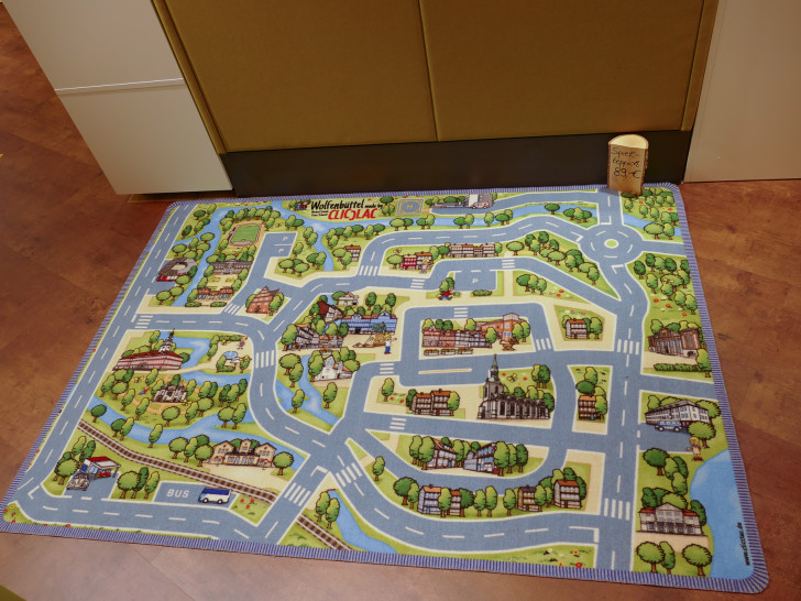 Unter anderem kann ein Spieleteppich mit dem Motiv der Lessingstadt erworben werden. 
