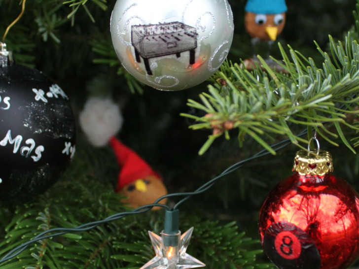 Gemeinsames Werk ohne Kontakt - Kinder und Jugendliche können den Weihnachtsbaum vor dem Jugendzentrum mit selbst gebasteltem Schmuck behängen. Foto: Stadt Wolfenbüttel/Jugendfreizeitzentrum