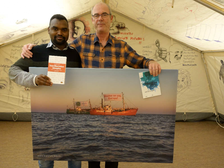 Thomas Bollmann zusammen mit dem Sudanesen Zain-Alabidin Al-Khatir, der über seine Flucht ein Buch geschrieben hat.