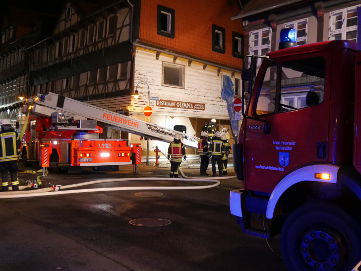 Feuerwehrfahrzeuge säumten die Harzstraße. Der Boden vor dem Restaurant war gespickt mit Glasscherben. 