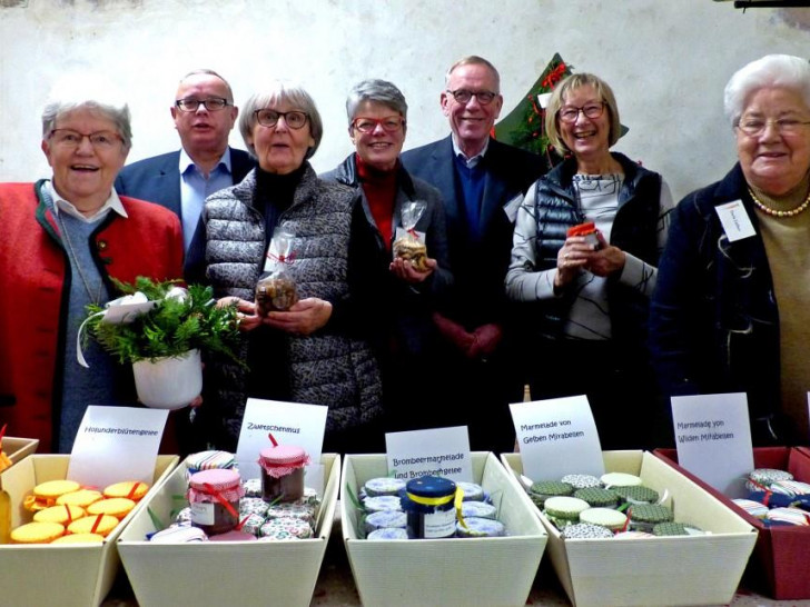 So wie auf dem Archivfoto aus dem Jahr 2019 freuen sich die Ehrenamtlichen über Besucher im Kaufhaus Bähr. 