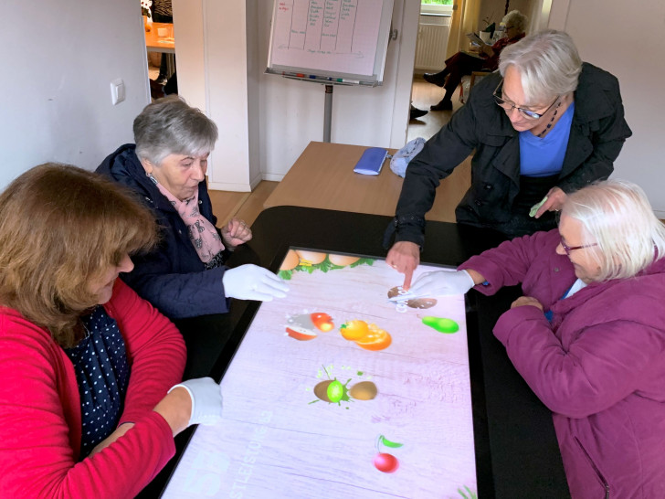 Lernen, spielen, entdecken: Der neue Spiel- und Wissenstisch vermittelt Seniorinnen und Senioren den Umgang mit digitalen Medien.