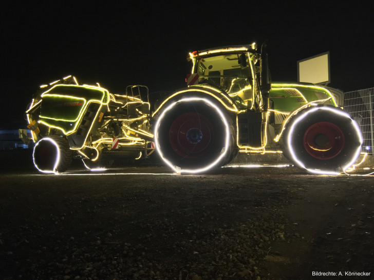 Die Traktoren sollen für weihnachtliches Flair sorgen.