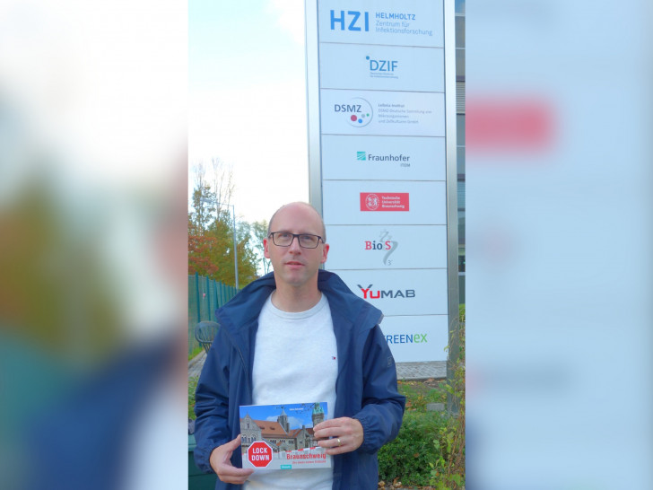 Der Autor Stefan Schroeder vor dem Helmholtz-Zentrum für Infektionsforschung GmbH (HZI)        in Braunschweig