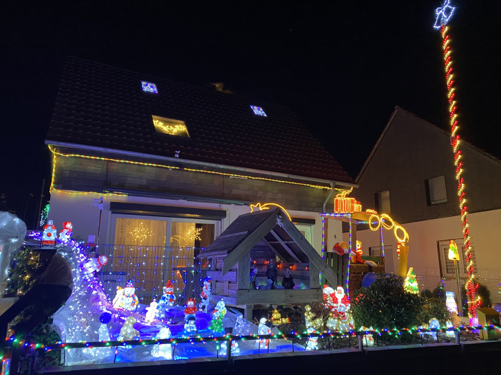 Das Weihnachtshaus in Heiningen leuchtet jedes Jahr zu Weihnachten und zieht viele Besucher an.