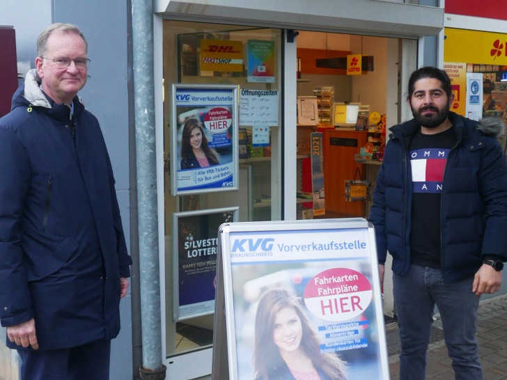 KVG-Abteilungsleister Michael Thiesis und Ladeninhaber Muhammed Ali Köklü vor der neuen Vorverkaufsstelle. 