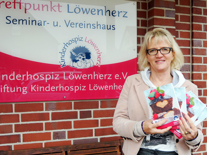 Löwenherz-Geschäftsführerin Fanny Lanfermann präsentiert das neue Backbuch.