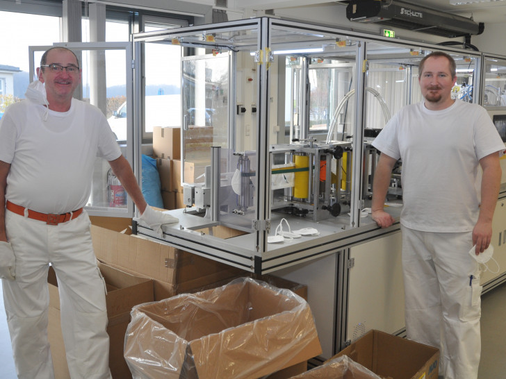 Firmen-Mitgründer Achim Petersohn (links) und der Maschinenführer Robin Bode produzieren am Exer FFP2-Masken.