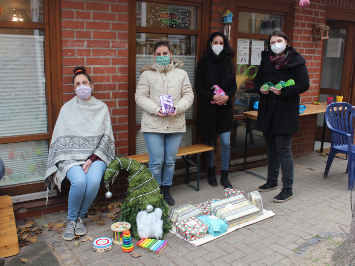 Astrid Dieler und Diana Andrzejczak (von links) überbringen den Mitarbeiterinnen des Peiner Frauenhauses e. V. gespendete Weihnachtsgeschenke für die untergebrachten Kinder.