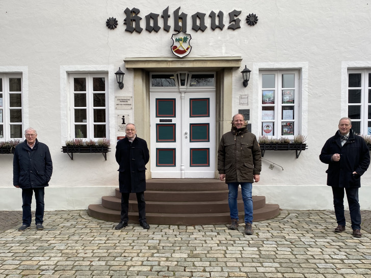 Prof. Dr. Edmund Brandt, 2. von links, neuer Leiter des Projektbüros Werla im Rathaus Hornburg mit von links stellv. Ortsbürgermeister Henning Rabe, Bürgermeister Andreas Memmert und dem Fördervereinsvorsitzenden Frank Oesterhelweg.