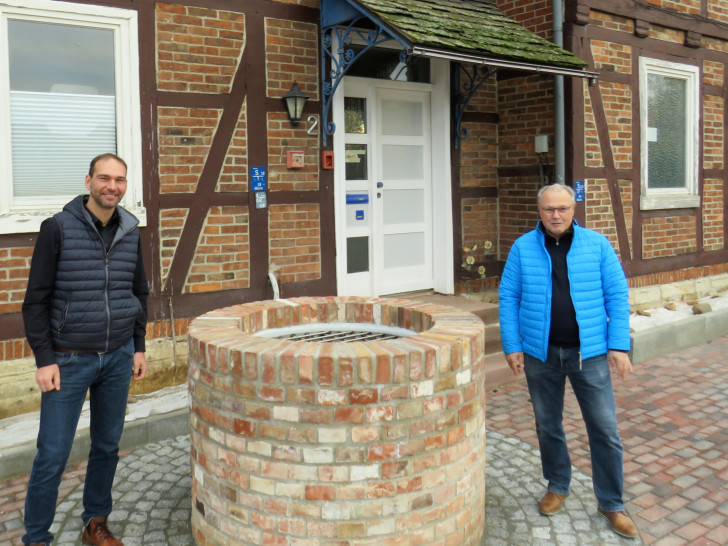 Marco Schulz (l.) und Hans-Joachim Gottschlich an dem „neuen“ Brunnen.