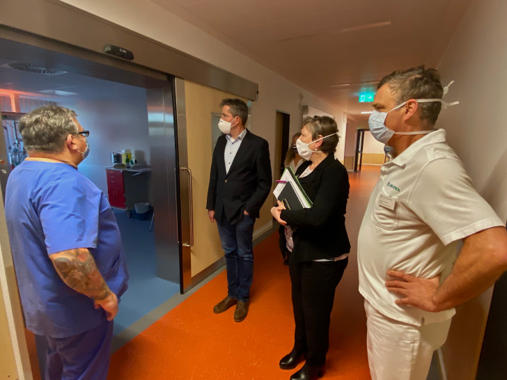 Im November schaute sich Oberbürgermeister Dr. Oliver Junk (2. von links) die neue interdisziplinäre Intensivstation der Asklepios Harzkliniken in Goslar an.
