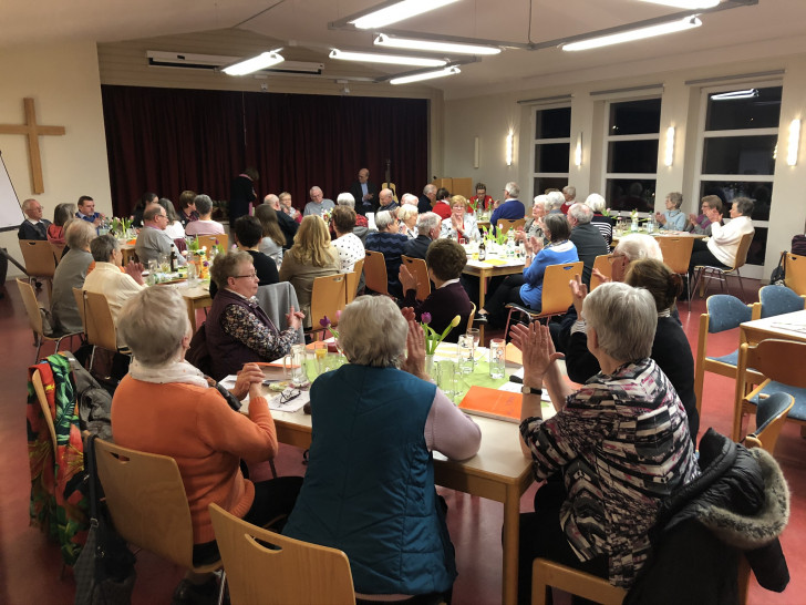 Rund 70 Ehrenamtliche der Michaelis Kirchengemeinde sind zum Fest gekommen.