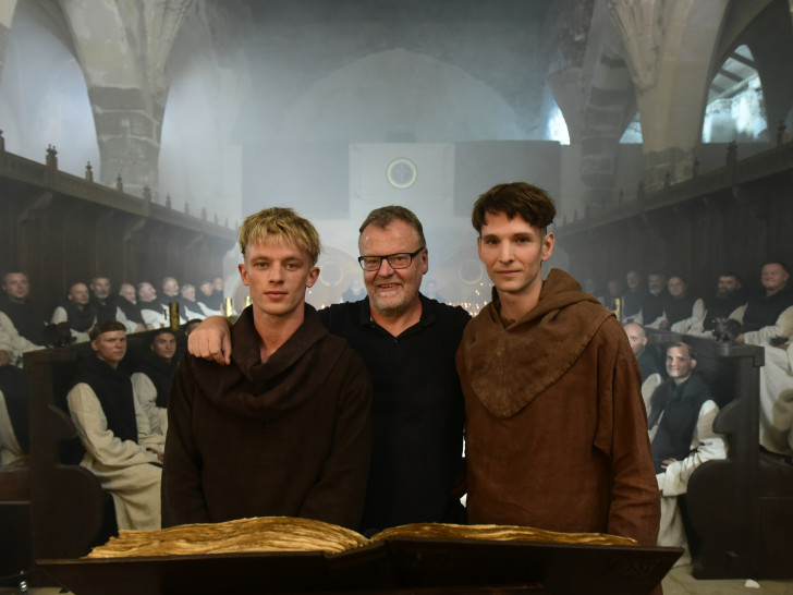 Hauptdarsteller Jannis Niewöhner (links) und Sabin Tambrea (rechts) mit Regisseur Stefan Ruzowitzky bei den Dreharbeiten zu "Narziss & Goldmund".