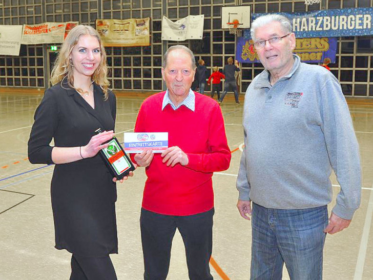 Horst Thiele erhält als Dankeschön für seine langjährige Unterstützung eine Flasche Jägermeister sowie Freikarte von Pressesprecherin Franka Schulmann. Der ehemalige Bundesligaspieler und Deutscher A-Jugendmeister von 1963 Hartmut Weihe gesellte sich passenderweise dazu. (v.l.n.r. Franka Schulmann, Horst Thiele, Hartmut Weihe). 