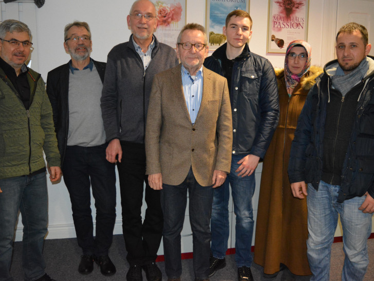 von links: Der Vorbereitungskreis Mehmed Akyalcin von der Takva-Moschee, Gerhard Nolte von der Caritas, Superintendent Dr. Volker Menke,  Moderator Michael Kessler, Said Weber und Melek Yildiz von der Takva-Moschee und Khodr Hammouda von der Al-Hidaia-Moschee.