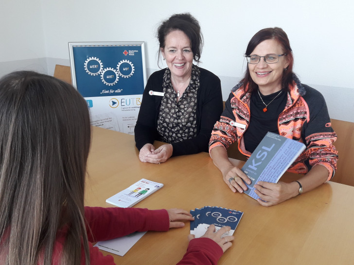 Die Beraterinnen Simone Beil (links) und Carina Gehrke im Beratungsgespräch im Integrations- und Therapiezentrum (ITZ) auf dem Wolfenbütteler Exer-Gelände.