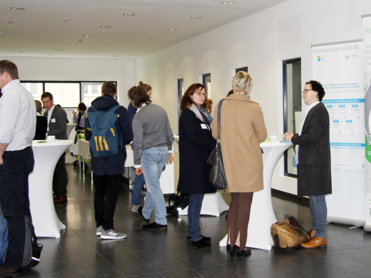 Experten aus Gesundheitswesen, Politik und Bildung diskutierten an der Fakultät Gesundheitswesen der Ostfalia am Standort Wolfsburg über Weiterbildung für Pflege- und Gesundheitsberufe.