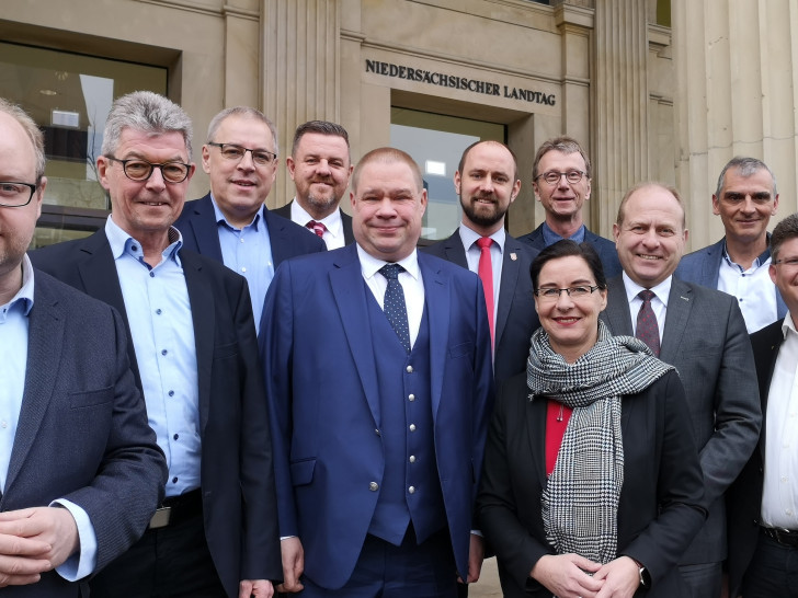 Die Landtagsabgeordneten Koch und Domeier mit den Hauptverwaltungsbeamten vor dem Landtag.