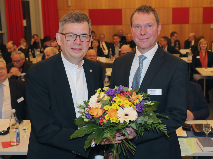 Landesbischof Dr. Christoph Meyns (links) gratuliert Dr. Peter Abramowski zur erfolgreichen Wahl. 
