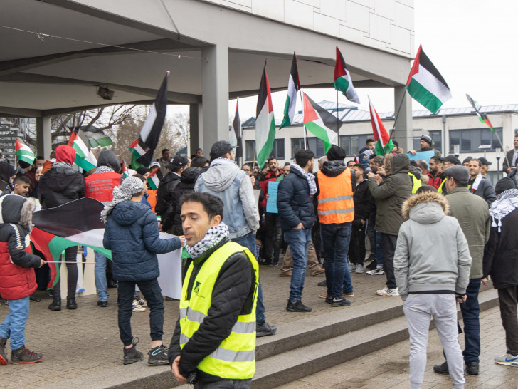 Etwa hundert Personen demonstrierten vor dem Rathaus in Lebenstedt.