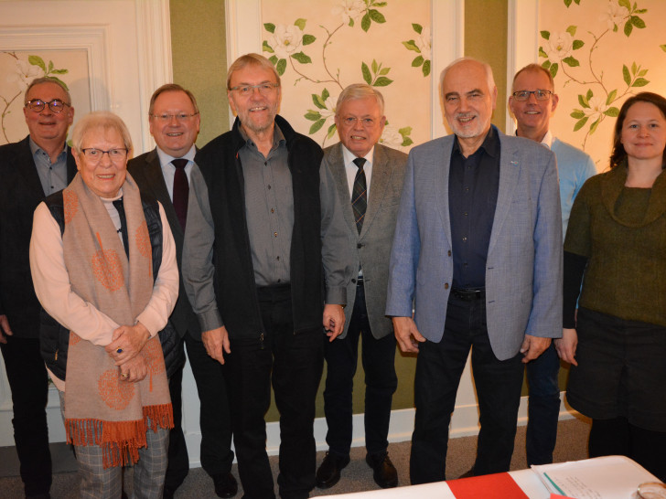 Von links: Rolf Schiller, Karin Kußroll, Uwe Freundel, Frank Niemann, Dr. Peter Schroer, Michael Knobbe, Carsten Bührig und Dr. Heidrun Gunkel