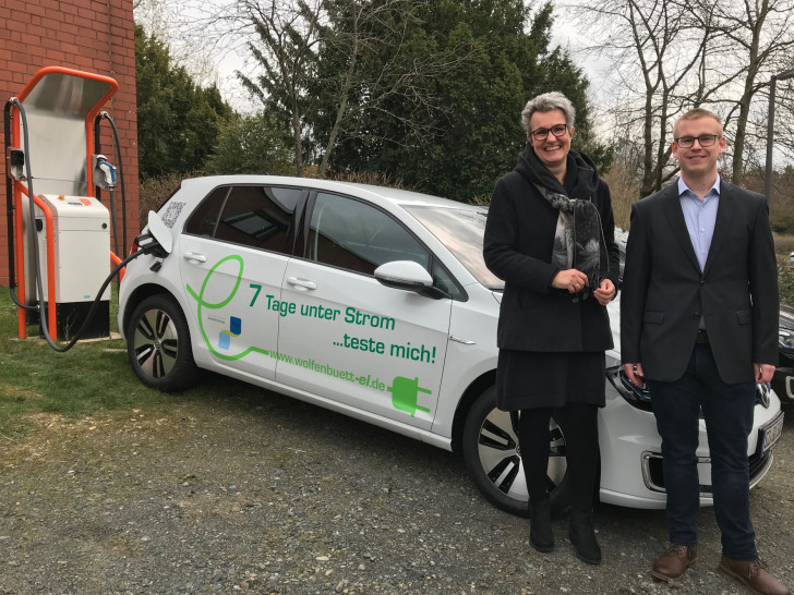 Dr. Ing. Sonja Machledt-Michael und Hauke Wischer, M.A., vom CEMO mit einem der Elektroautos, das Interessierte für eine Probewoche ausleihen können.