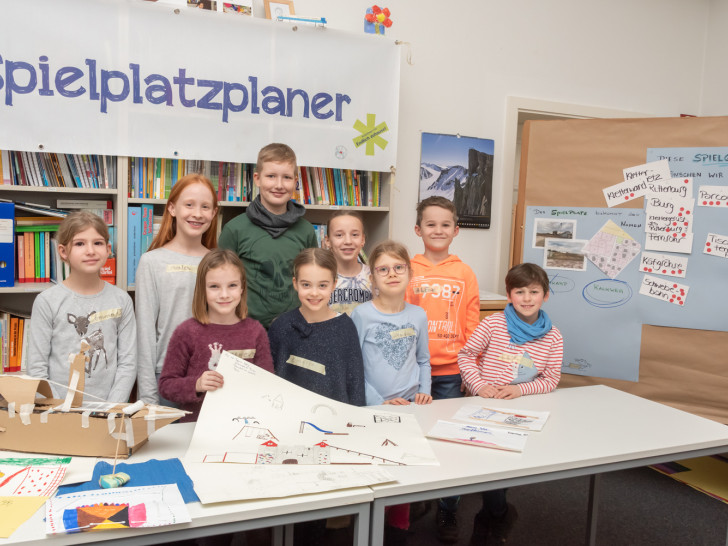 Die acht- bis elfjährigen Kinder präsentieren in den Räumen der Stadtjugendpflege ihre Pläne für den neu geplanten Spielplatz „Kalkweg".