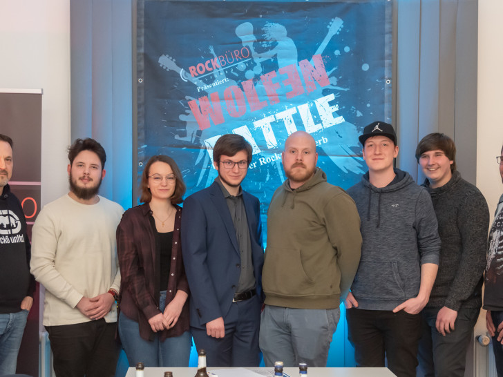 Christoph Thiem vom Rockbüro mit den Vertretern der Top 5 des diesjährigen WolfenBattle.