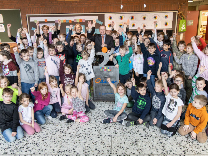 Steffen Krollmann freut sich mit Kindern und Kollegium der Grundschule Ringelheim über den Sport Oskar.
