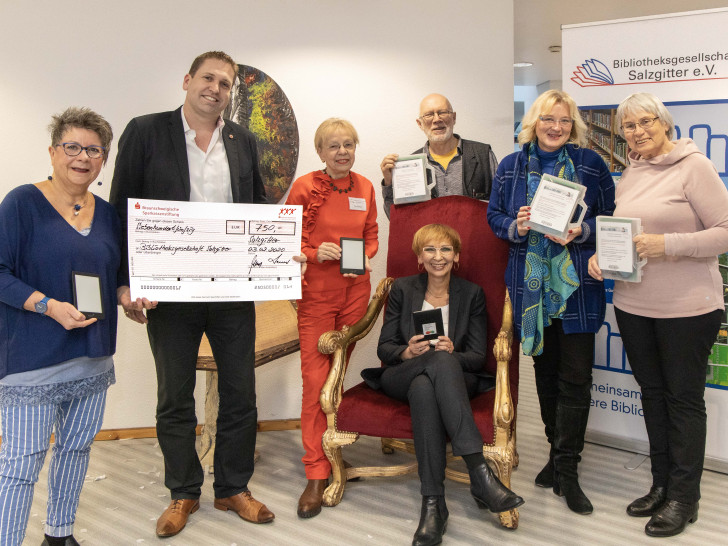 Maria Gröschler (links), Thomas Wolff (2. von links), Christiane Voss (sitzend Mitte), Barbara Henning (2. von rechts) mit den Mitgliedern der Bibliotheksgesellschaft.   