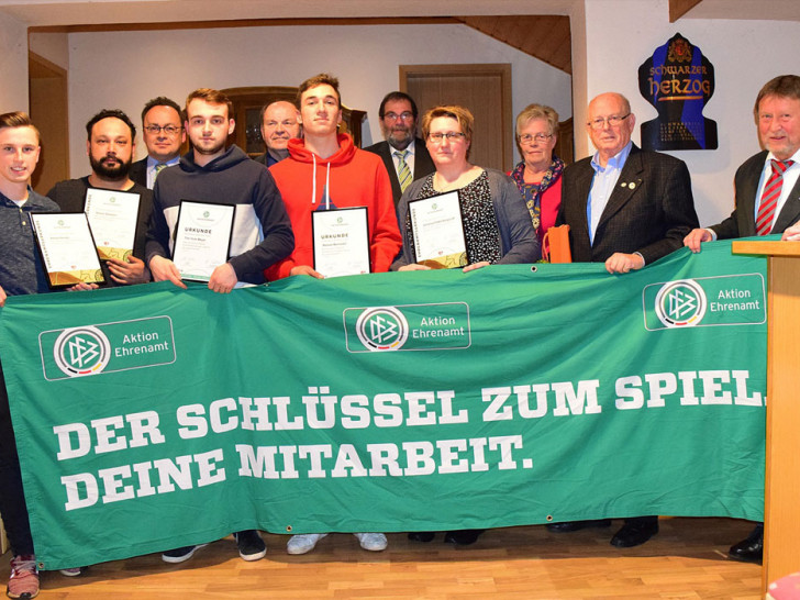 v.l.n.r.: Niklas Hoinza, Kenan Özdemir, Rüdiger Nowak, Tim-York Meyer, Jans-Joachim Schmalstieg, Manuel Bornecke, Wolfgang Fisch, Vanessa Falkenberg-Lott, Ehefrau und Kreisehrenamtssieger Horst Benker, Joachim Wojtke.