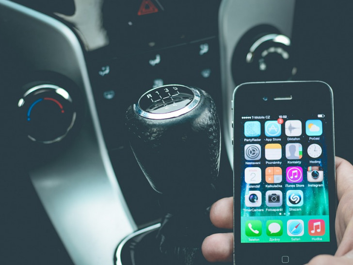 Laut Polizei nutze etwa die Hälfte aller Autofahrer das Mobiltelefon während der Fahrt ohne Freisprecheinrichtung. Symbolbild.